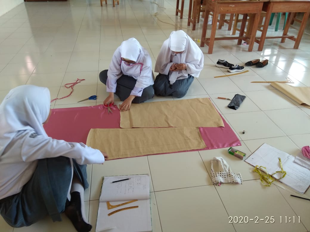 Kegiatan Praktek Siswa SMKN 2 Pasarwajo Jurusan Tata Busana