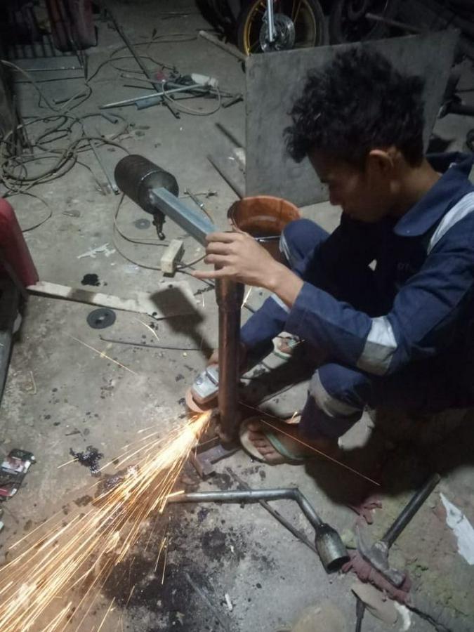 Hebat! Dua Siswa SMK Negeri 2 Buton Rakit Kompor Berbahan Bakar Oli Bekas