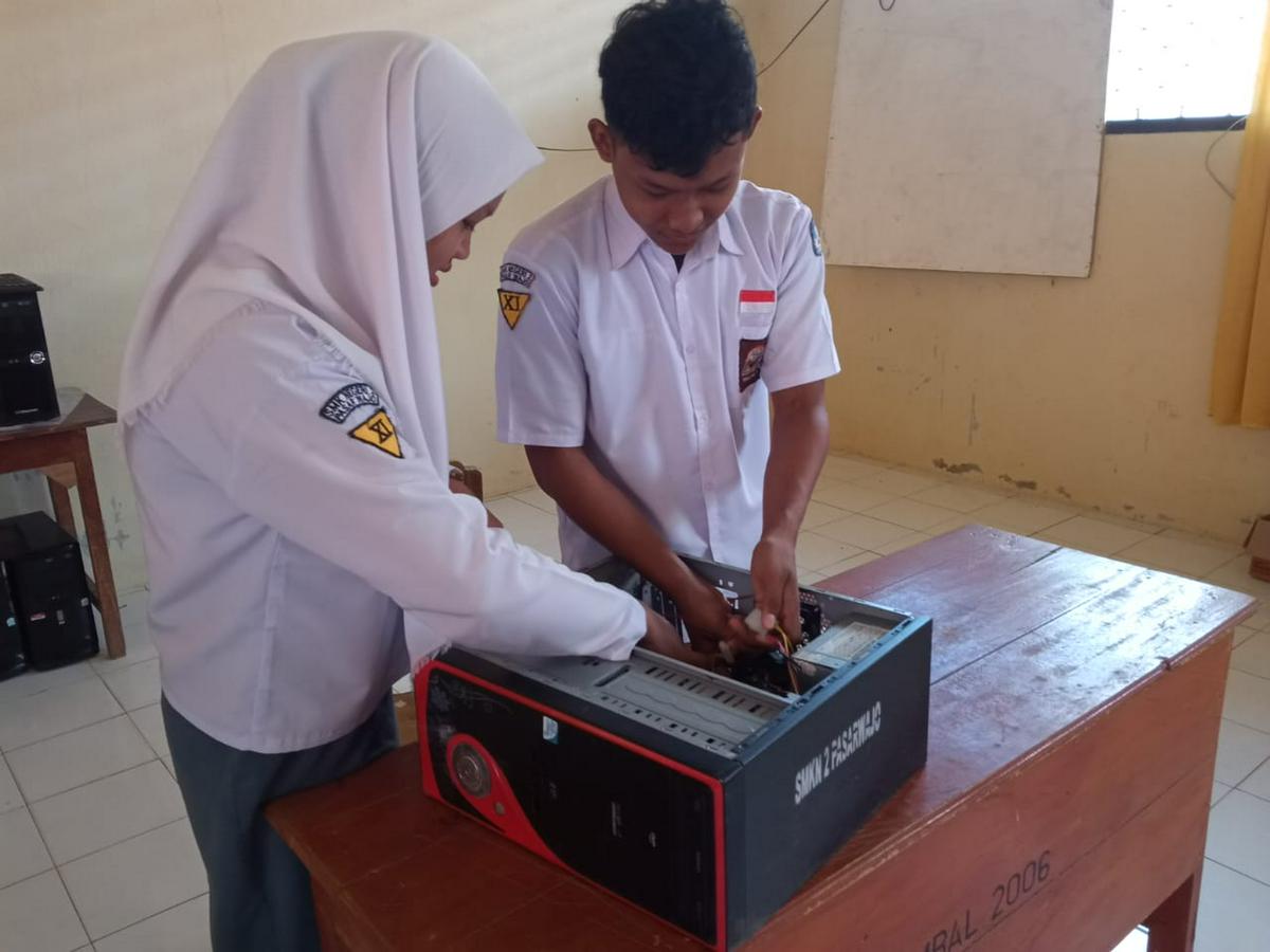 Kegiatan Praktek Siswa SMKN 2 Pasarwajo Jurusan TKJ
