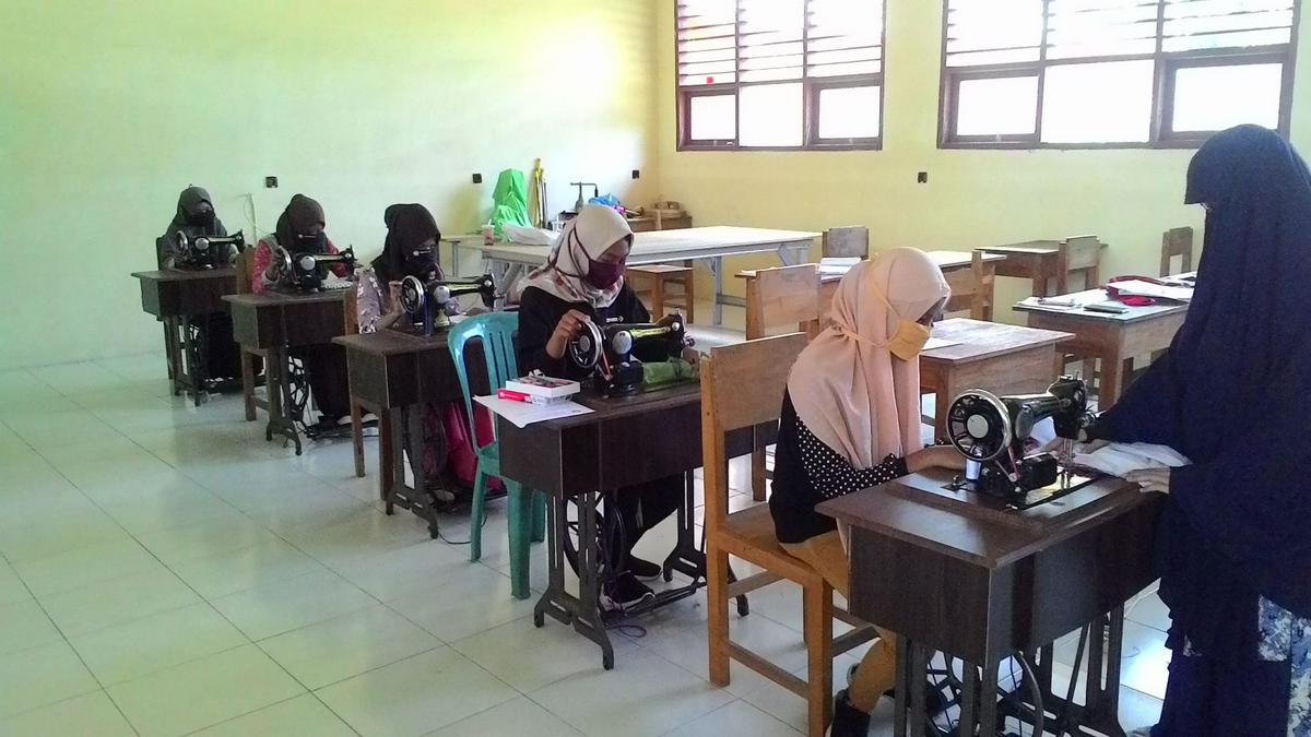 Kegiatan Praktek Siswa SMKN 2 Pasarwajo Jurusan Tata Busana