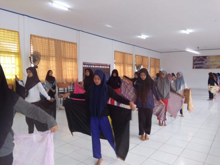 SMK Negeri 2 Buton Gelar Sesi Latihan Tari Kolosal Jelang Pelaksanaan Porprov Sultra 2022