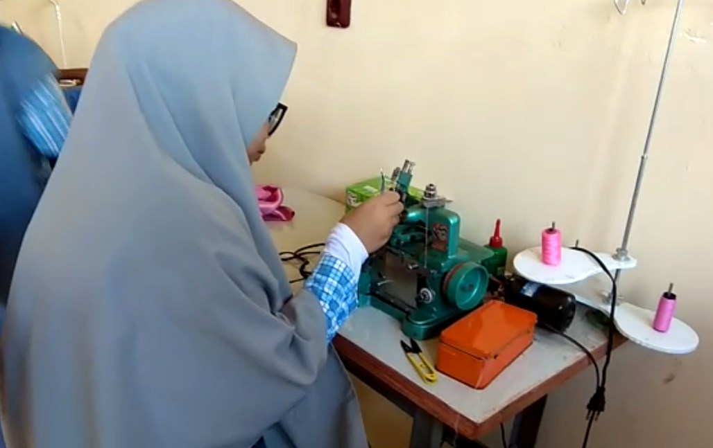 Kegiatan Praktek Siswa SMKN 2 Pasarwajo Jurusan Tata Busana