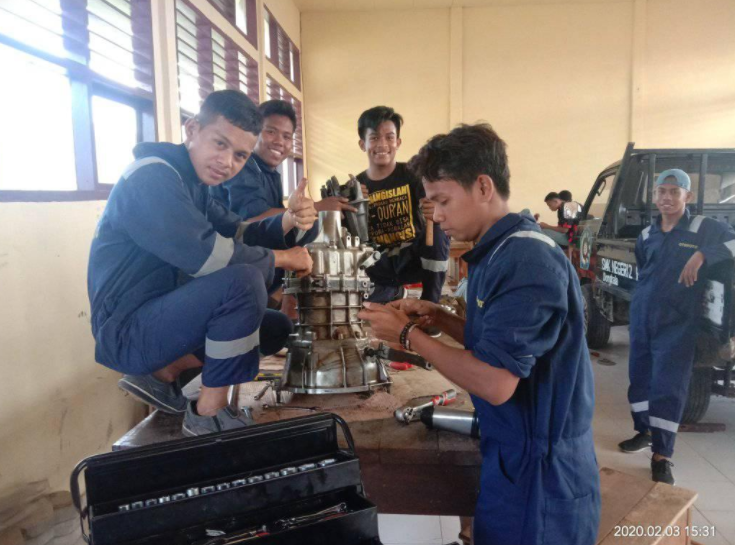 Kegiatan Praktek Siswa SMKN 2 Pasarwajo Jurusan TKR Otomotif