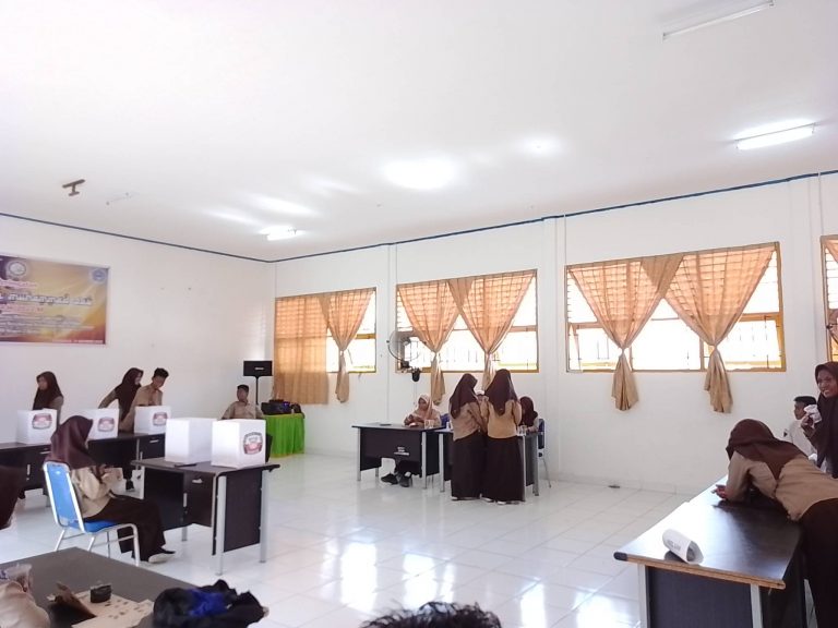 Belajar Berdemokrasi, SMK Negeri 2 Buton Laksanakan Pemilihan Ketua OSIS