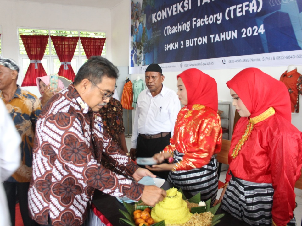 SMK Negeri 2 Buton Luncurkan Program Teaching Factory Tata Busana