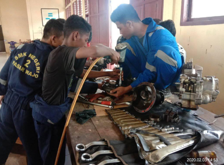 Kegiatan Praktek Siswa SMKN 2 Pasarwajo Jurusan TKR Otomotif