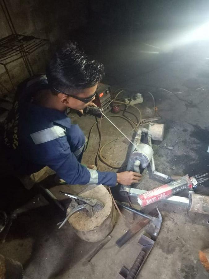 Hebat! Dua Siswa SMK Negeri 2 Buton Rakit Kompor Berbahan Bakar Oli Bekas