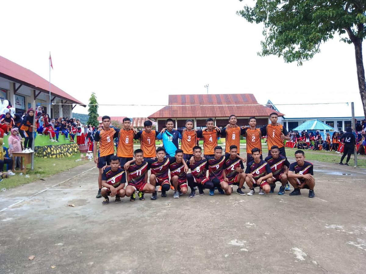 Eratkan Persaudaraan, SMK Negeri 2 Buton dan SMA Negeri 2 Pasarwajo Gelar Pertandingan Persahabatan