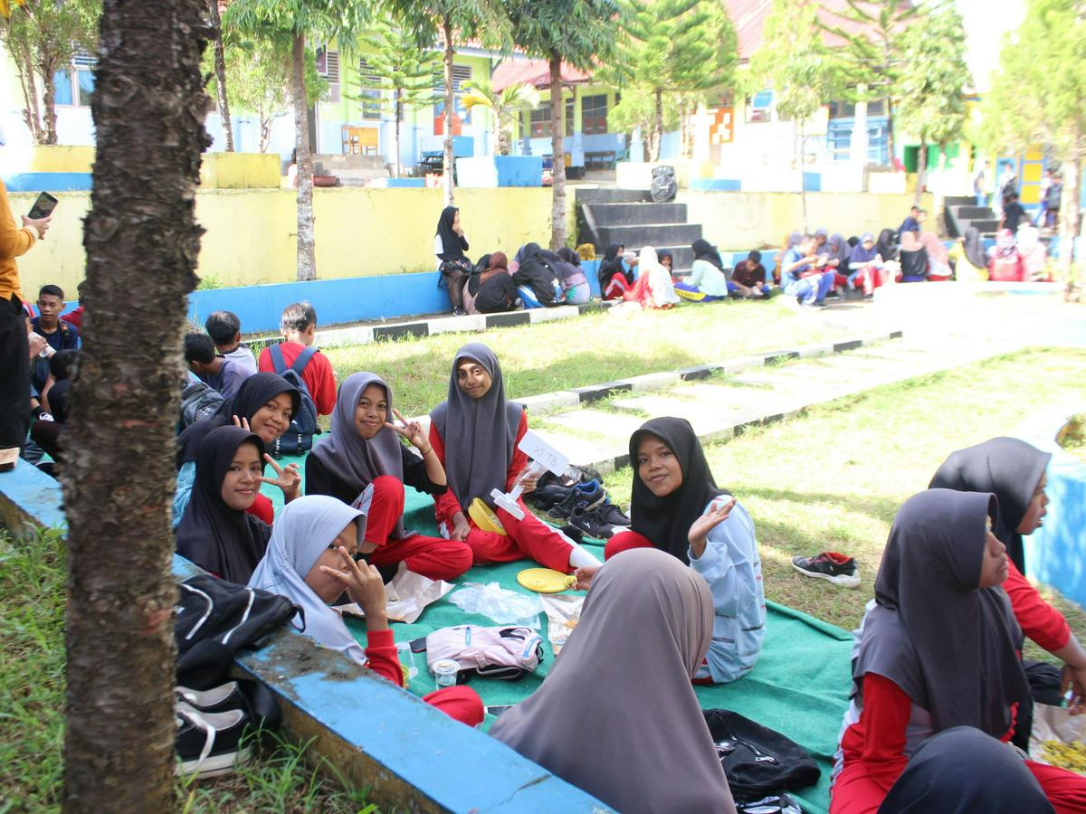Jum'at Ceria dalam Ibadah Bersama SMKN 2 Buton