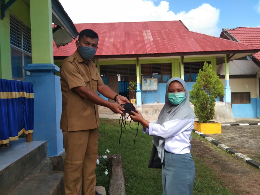 Dinas Pendidikan dan Kebudayaan Sultra Bagikan Masker Gratis